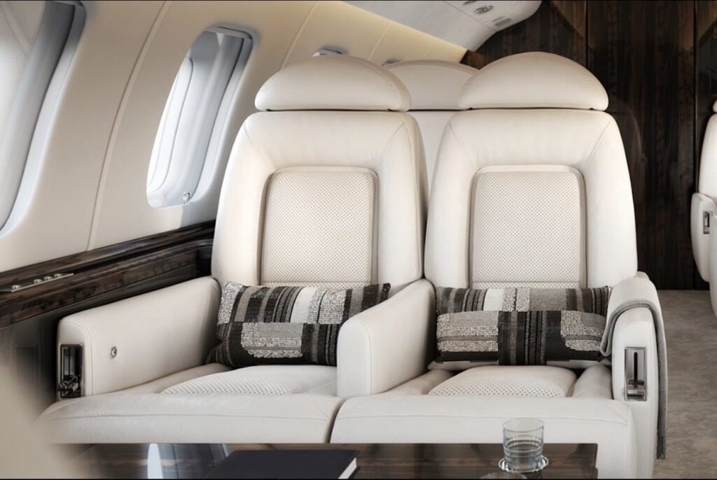 Challenger 605 cabin