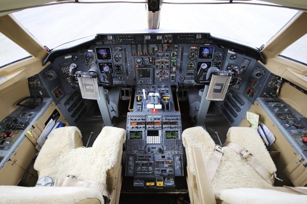 Challenger 605 cockpit